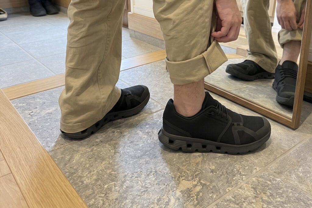 セルフ採寸STEP3　裾を外側に折り返して長さを合わせる