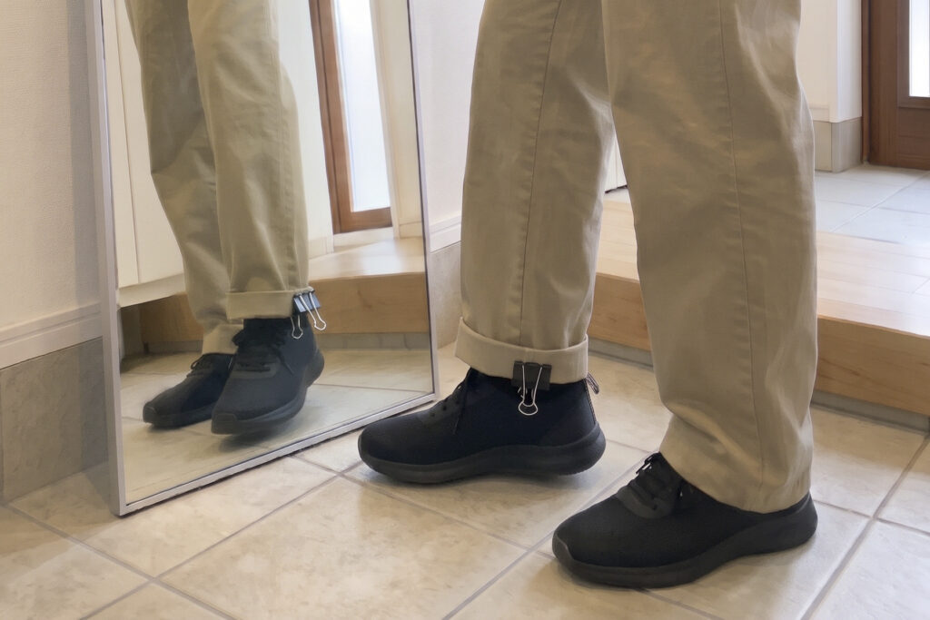 セルフ採寸STEP5　鏡の前でまっすぐ立って裾の長さを確認する